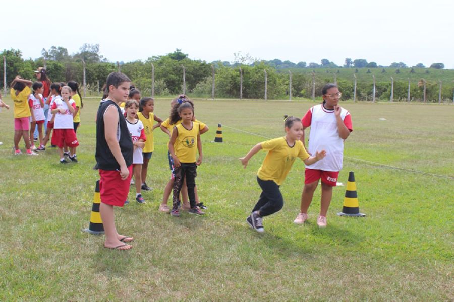 Alunos das escolas municipais participam do projeto “Brincando de Atletismo”